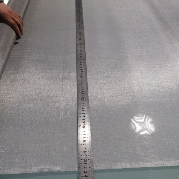使用導軌測量超級雙相不銹鋼編織網的寬度